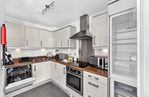 Central Milton Keynes Apartment | Beautiful Flat @ The Hub City Centre Free Parking
