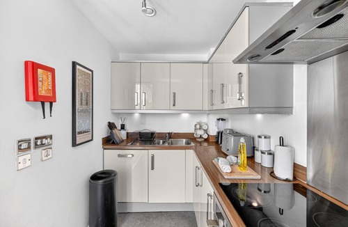 Central Milton Keynes Apartment | Beautiful Flat @ The Hub City Centre Free Parking