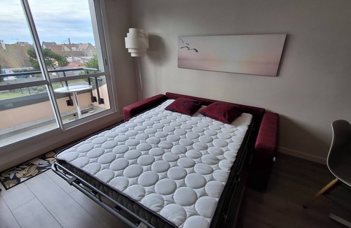 Courseulles-sur-Mer Apartment | Beautiful apartment F2- 50 meters from the beach with balcony -Juno beach