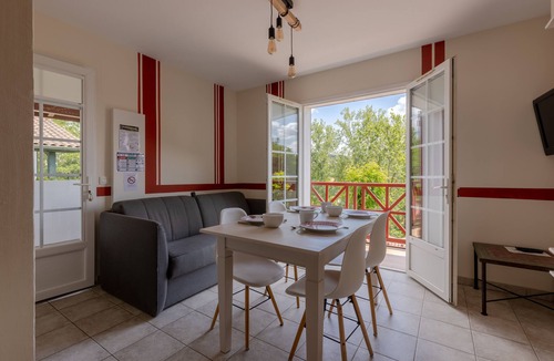 La Bastide-Clairence House | Beautiful typical Basque apartment in residence with swimming pool