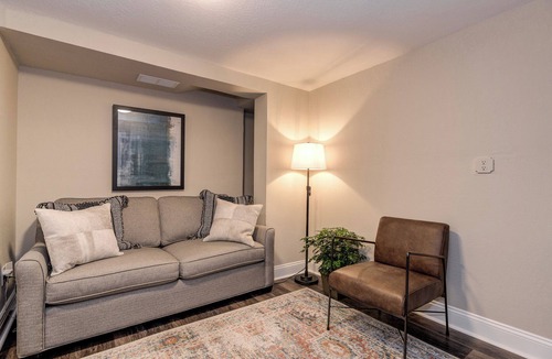Old North End Apartment | Beautiful, fully-furnished Executive Apt in Historic Districts FALL SPECIAL