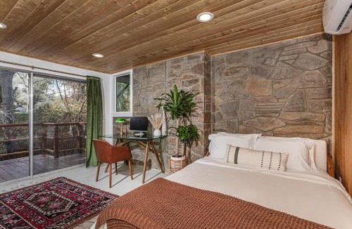Three Rivers House | Beautiful Fully Renovated Mid-Centruy Modern Home