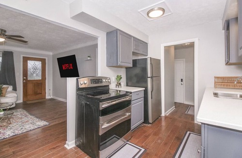 Cleveland House | Beautiful Getaway! ★ Quiet Area ★ Fenced Yard ★ Near Airport ★ Must see 👀