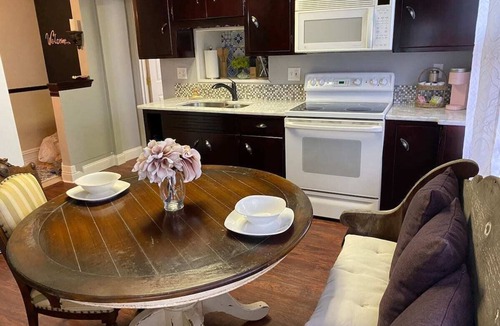 Rohrerstown Apartment | Beautiful getaway with TWO king beds, 1 queen bed & Jacuzzi bathtub!