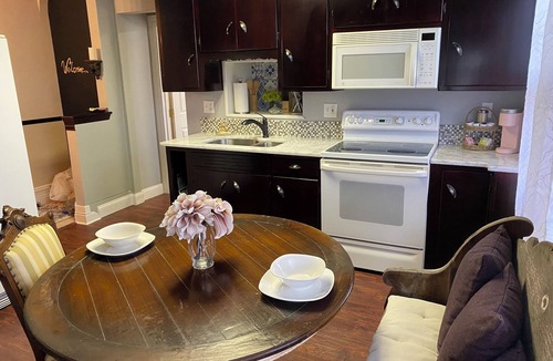 Rohrerstown Apartment | Beautiful getaway with TWO king beds, 1 queen bed & Jacuzzi bathtub!