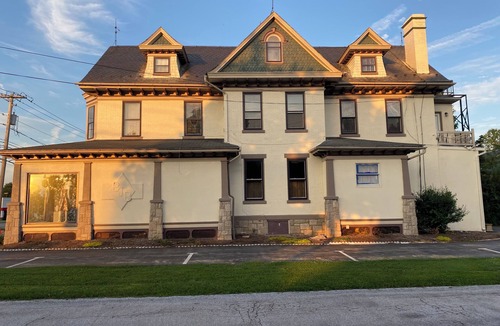 Rohrerstown Apartment | Beautiful getaway with TWO king beds, 1 queen bed & Jacuzzi bathtub!