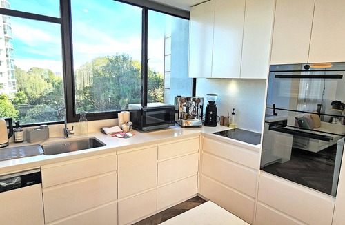 Darling Point Apartment | Beautiful harbour views, stylish apartment with pool & parking
