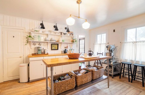 Uxbridge House | Beautiful Historic Colonial c.1780