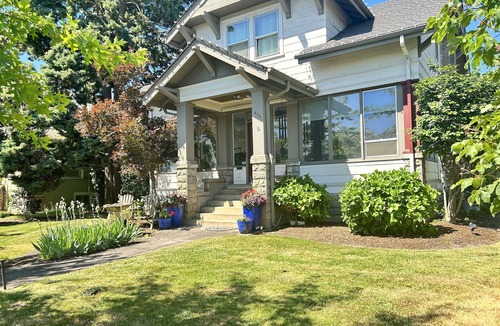 Independence House | Beautiful Historic home in the Willamette Valley Oregon, central to wine country