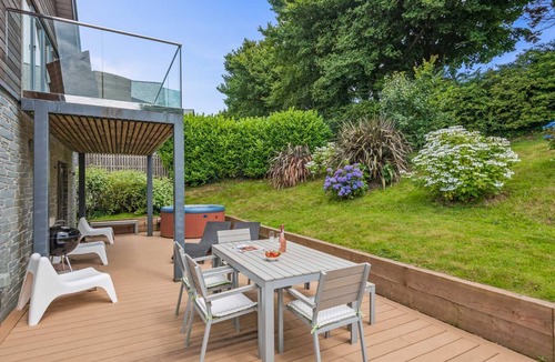 Talland House | Beautiful holiday home with hot tub, just a walk away from Talland beach.
