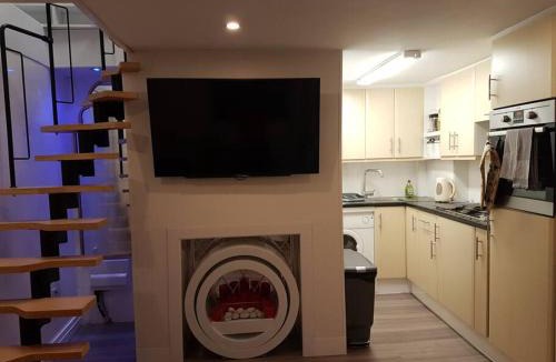 Rochester East Ward Apartment | Beautiful holiday studio in the heart of Rochester
