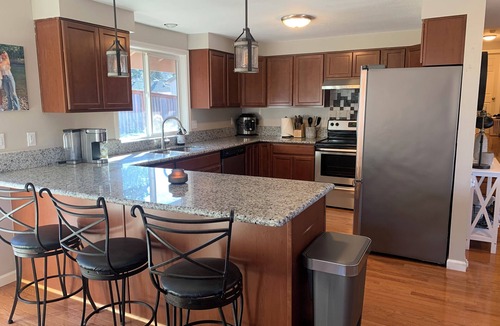 Thurston House | Beautiful home 8 miles from UO! Sleeps 10. 4 bedrooms and 3 full bathrooms.