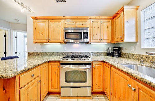 Crown Point House | Beautiful Home, Bay + Beach Views, Rooftop Deck & Firepit