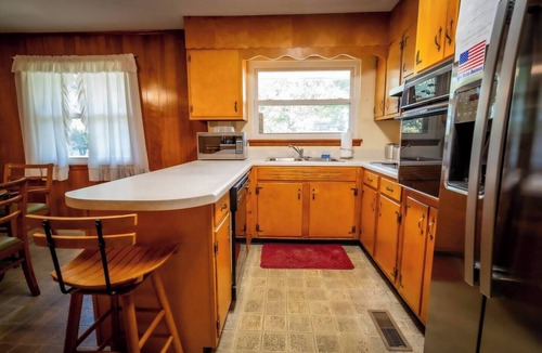 Middle Valley House | Beautiful home Hot Tub* Mins To museums*zoo*N/park