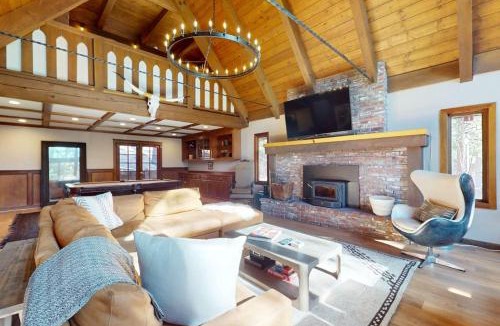 Round Hill Village House | Beautiful home near the lake & slopes with private hot tub pool table & WiFi