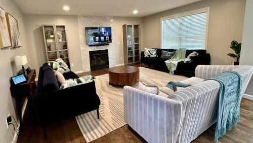 Holbrook House | Beautiful home next train station close to boston