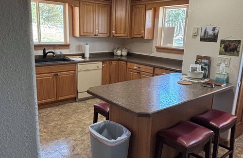 Custer House | Beautiful Home on 1 acre just outside of Custer backs up to forest service