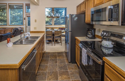 Big Sky House | Beautiful home w/fireplace, amazing views & community hot tub - Hidden Village Cozy Getaway