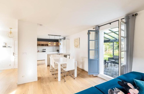 Magny-le-Hongre Apartment | Beautiful house 5 Bedroomed Ormoie Near Disneyland Paris