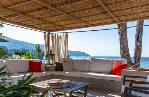 Procchio Villa | Beautiful house overlooking the gulf of Procchio, 50 m from the beach