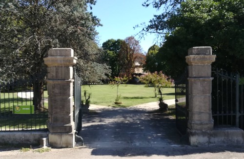 Brujas House | Beautiful house with big flowery park.