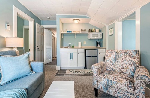 Ogunquit Apartment | Beautiful inn, Lighthouse Landing. #3 Sea Glass
