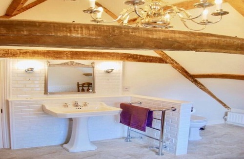 Swafield Apartment | beautiful interiors, extensive gardens, Tennis Court