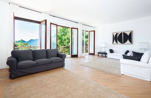Como Apartment | Beautiful Lake View