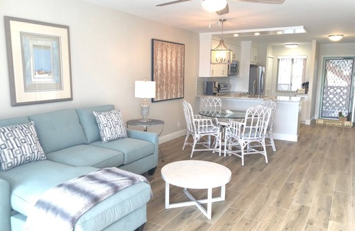Jupiter Condo | Beautiful Lakefront Condo, Close Walk to Beach, Harbourside & Jupiter Nightlife!