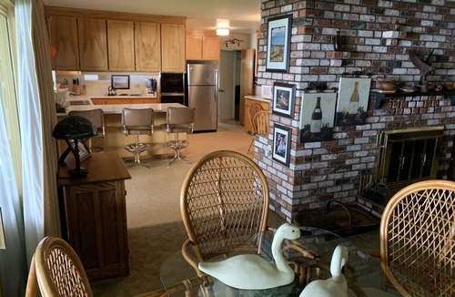 Nice House | Beautiful Lakefront Home on Clear Lake- JULY 12-16 IS NOW OPEN. BOOK IT NOW.