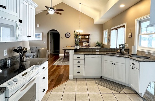 Conway House | Beautiful Lakefront Home- Crooked Lk-Petoskey/Harbor Springs/Nubs- boat/bike/ski