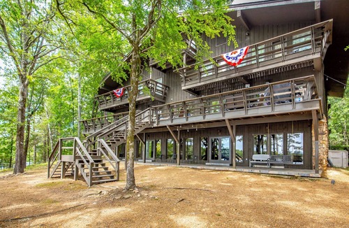 Drasco Cabin | Beautiful Lakefront Lodge. Tannenbaum Lodge - family or business destination.