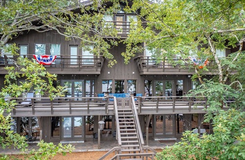 Drasco Cabin | Beautiful Lakefront Lodge. Tannenbaum Lodge - family or business destination.