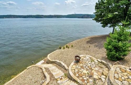Osage Beach House | Beautiful lakefront modern home