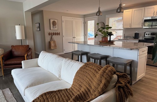 Oakland Cottage | Beautiful Lakeside Cottage on Quiet Street with Private Dock, Kayaks & Fire Pit
