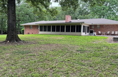 Middle Valley House | Beautiful large home on Lake Chickamauga at Dallas Bay with private boat ramp.