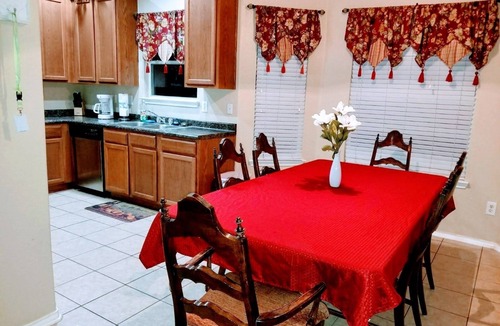 Heritage House | Beautiful large home near Sea World, Riverwalk, Fiesta Texas