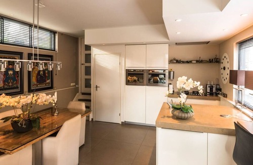 Jordaan Boat Rental | Beautiful large houseboat-apartment at the canal district in the hearth of Amsterdam.