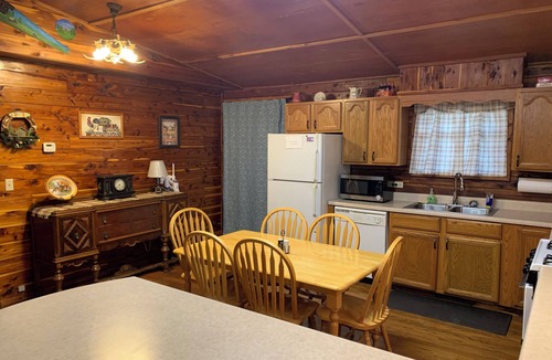 Norfork Cabin | Beautiful Log Cabin. Sleeps 2-8. Reds Landing boat ramp .5 mi away. A+ fishing.
