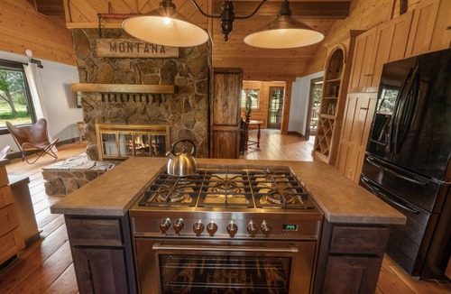 Livingston House | Beautiful Log Farmhouse in Paradise Valley, Montana