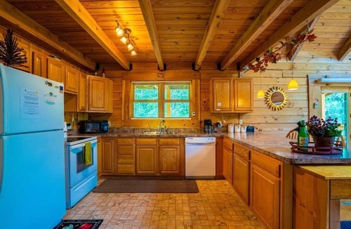 Berkeley Springs House | Beautiful Log Chalet/Cabin with Hot Tub