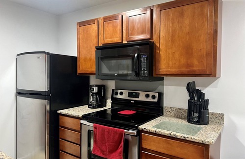 Mount Pleasant Apartment | Beautiful Main Level 2 Bedroom 2 Bathroom Close to CMU Campus
