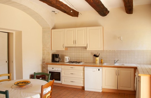 Rustrel House | Beautiful manor with swimming pool in front of the Provençal Colorado