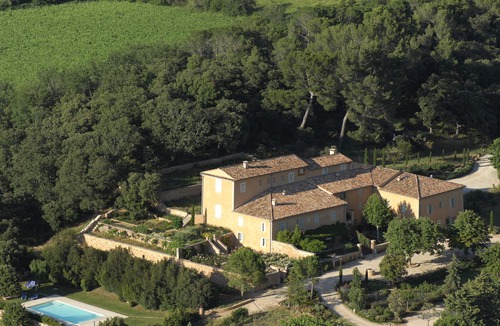 Rustrel House | Beautiful manor with swimming pool in front of the Provençal Colorado