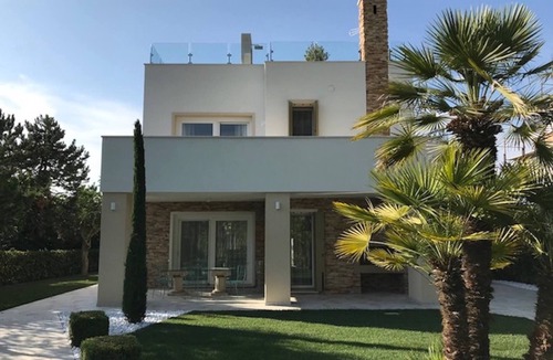 Isola Albarella Villa | Beautiful Modern Villa in Albarella by Beahost