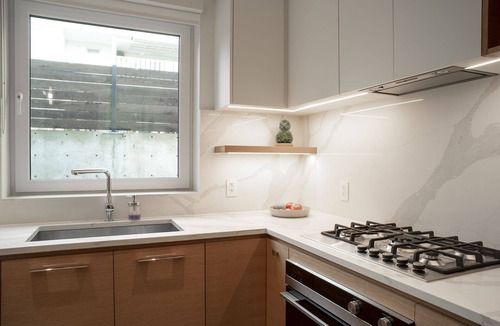 Lower Lonsdale House | Beautiful Modern Award Winning Guest Home- N.Van