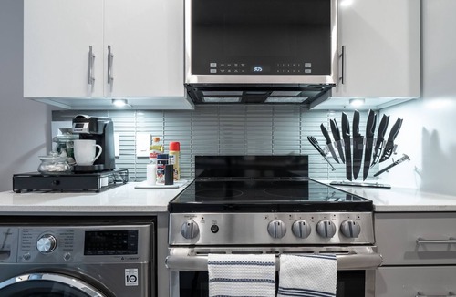 Central Business District Condo | Beautiful Modern Condo - Heart of Business District 406