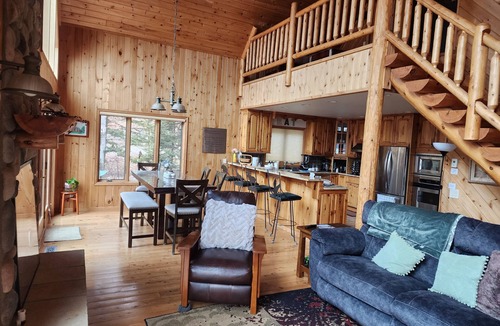 Siren House | Beautiful, modern log cabin on a great swimming and fishing lake with privacy!