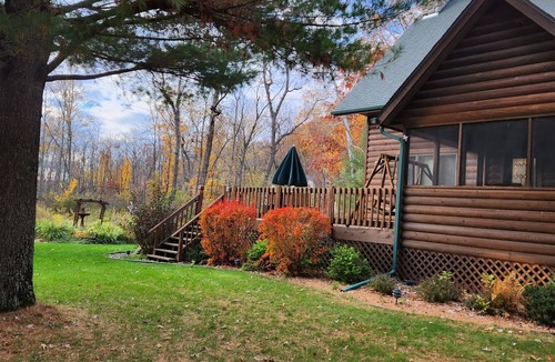 Siren House | Beautiful, modern log cabin on a great swimming and fishing lake with privacy!