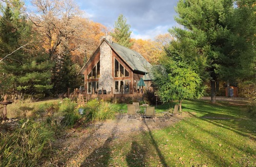 Siren House | Beautiful, modern log cabin on a great swimming and fishing lake with privacy!